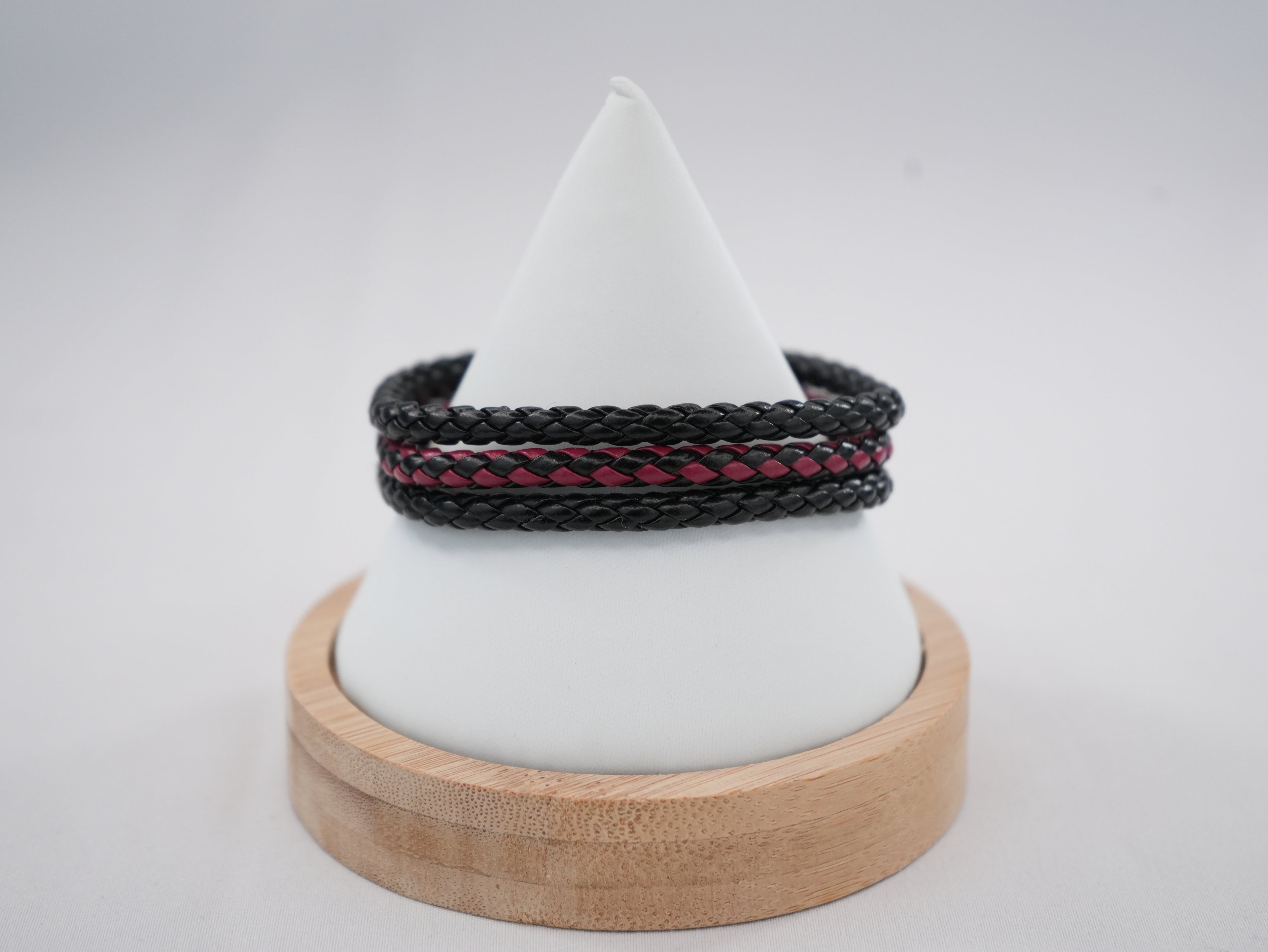 Exquisite Handcrafted Leather Bracelet: Timeless Artisanal 