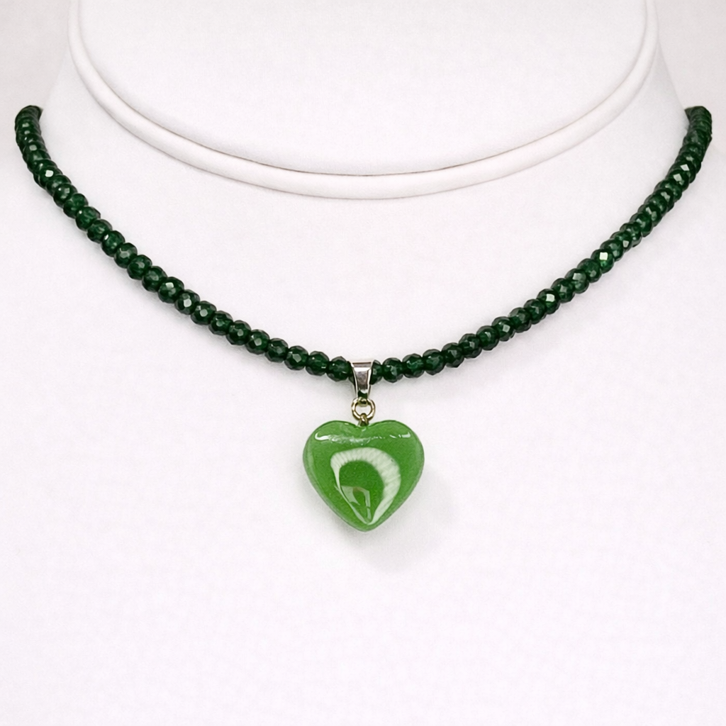 Green Heart-Shaped Natural Stone Necklace: Fresh and Elegant