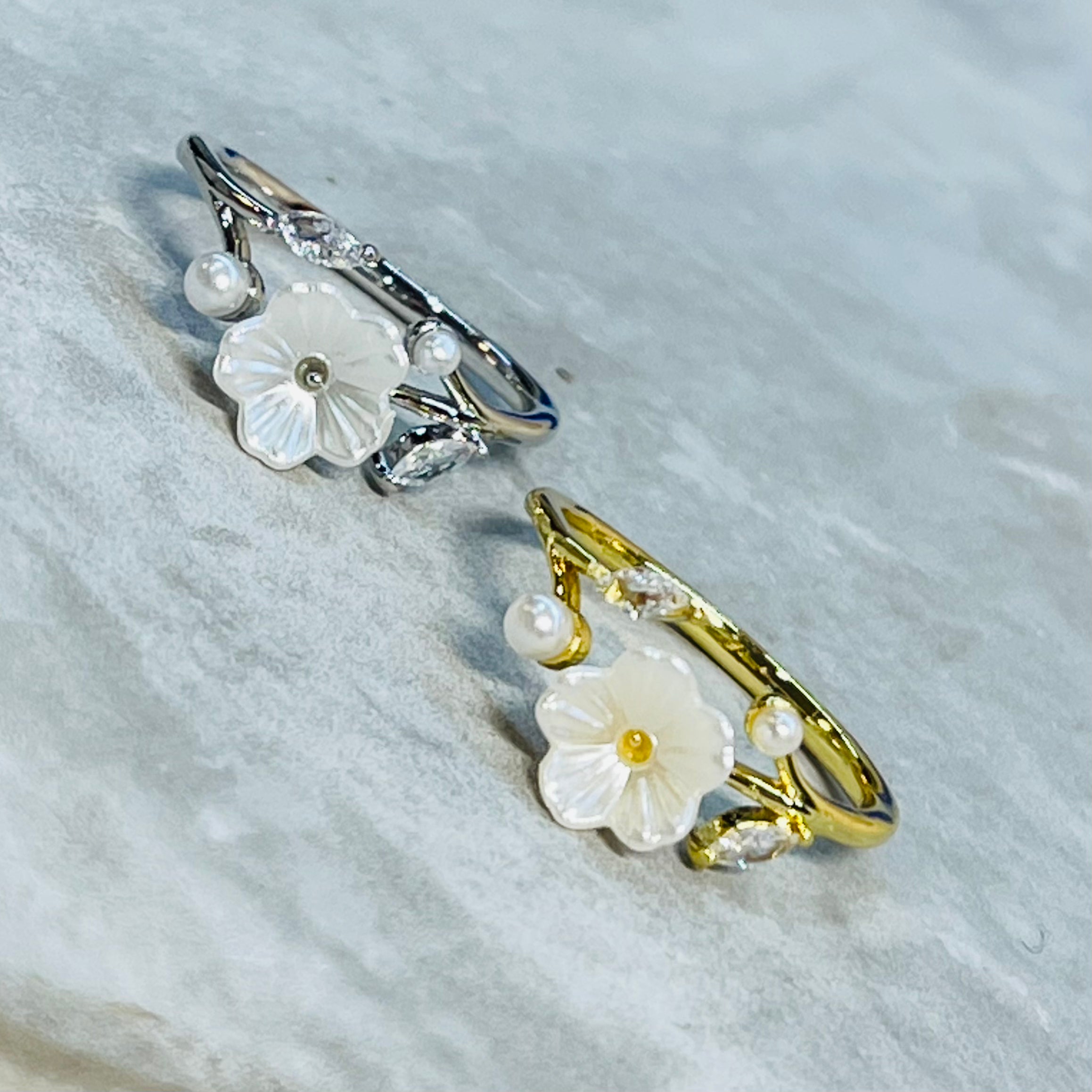 Minimal Daisy Adjustable Ring with Small Sparkling Stones