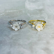 Load image into Gallery viewer, Minimal Daisy Adjustable Ring with Small Sparkling Stones
