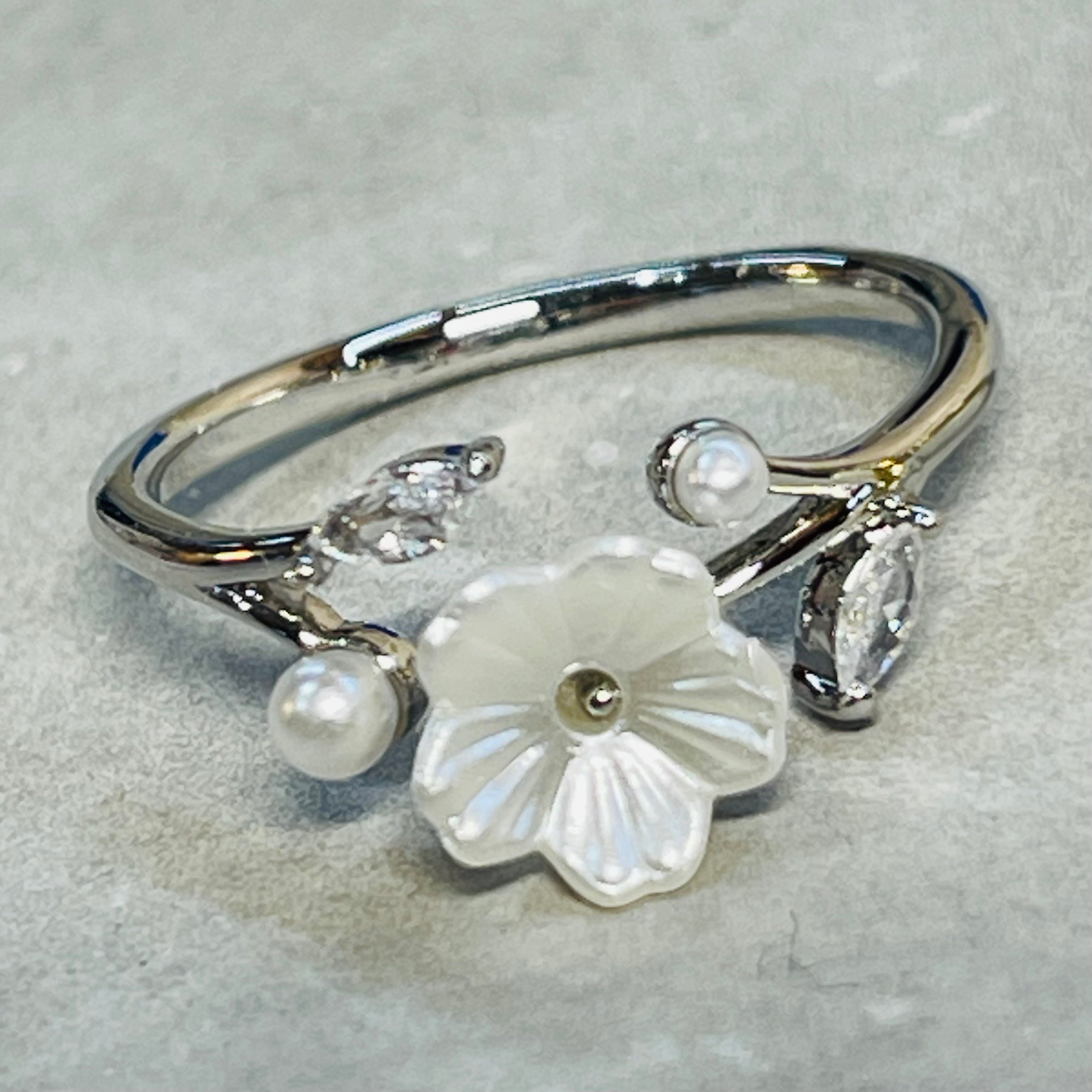 Minimal Daisy Adjustable Ring with Small Sparkling Stones