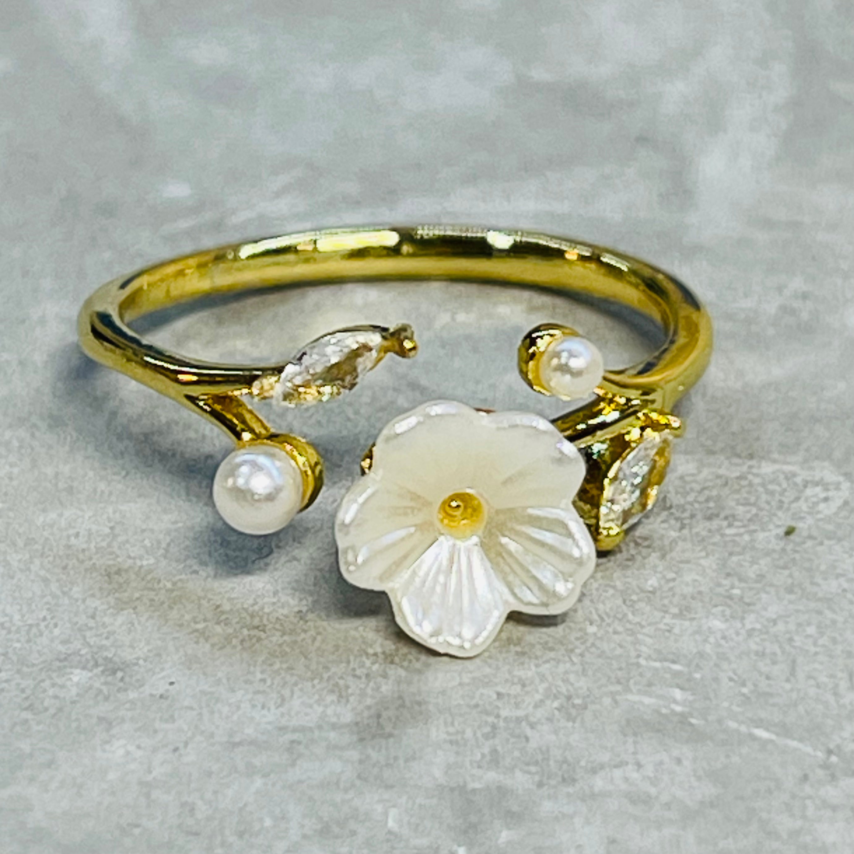 Minimal Daisy Adjustable Ring with Small Sparkling Stones