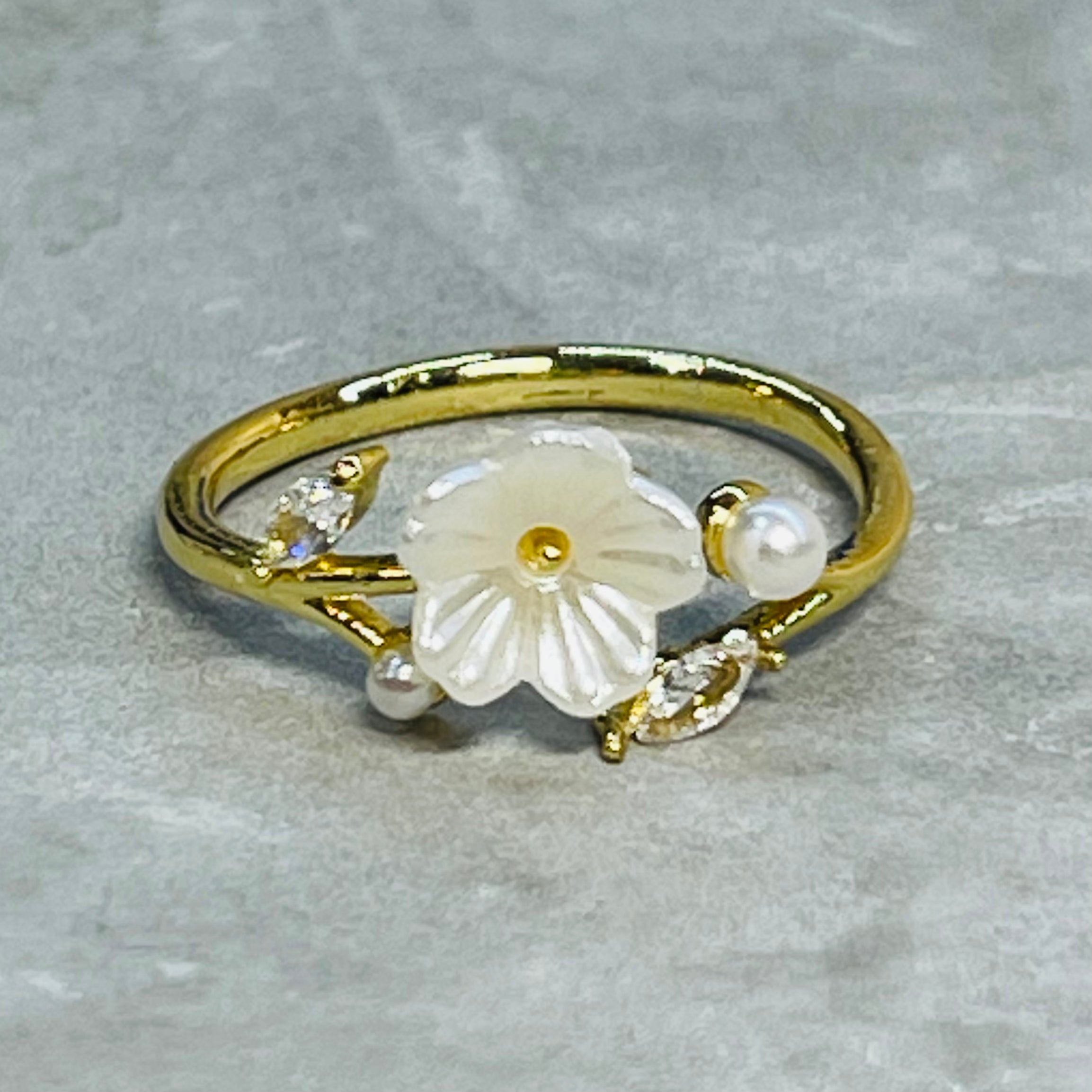 Minimal Daisy Adjustable Ring with Small Sparkling Stones