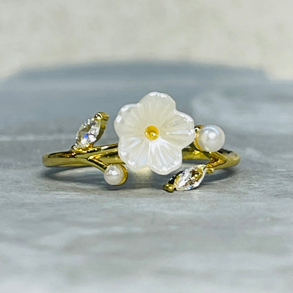 Minimal Daisy Adjustable Ring with Small Sparkling Stones