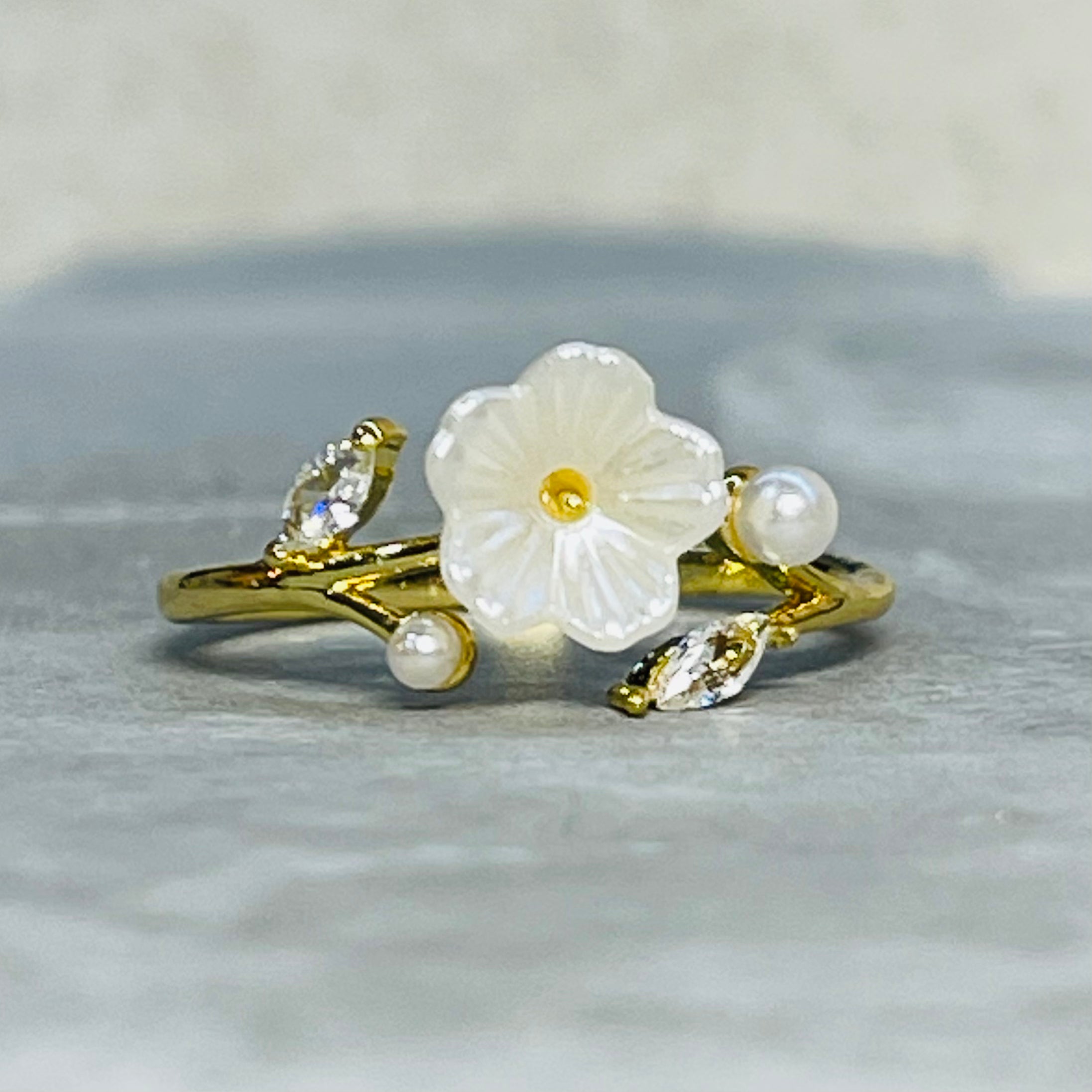 Minimal Daisy Adjustable Ring with Small Sparkling Stones