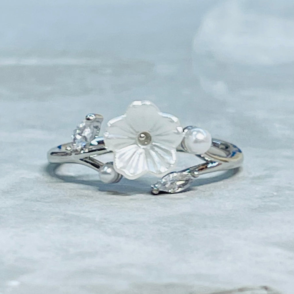 Minimal Daisy Adjustable Ring with Small Sparkling Stones