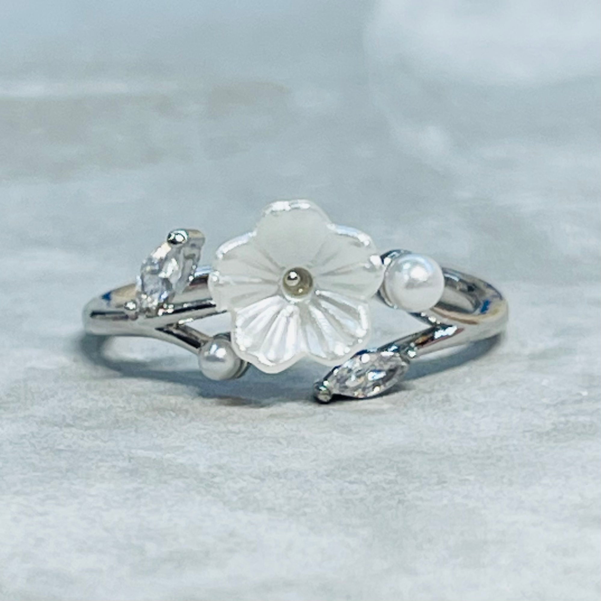 Minimal Daisy Adjustable Ring with Small Sparkling Stones