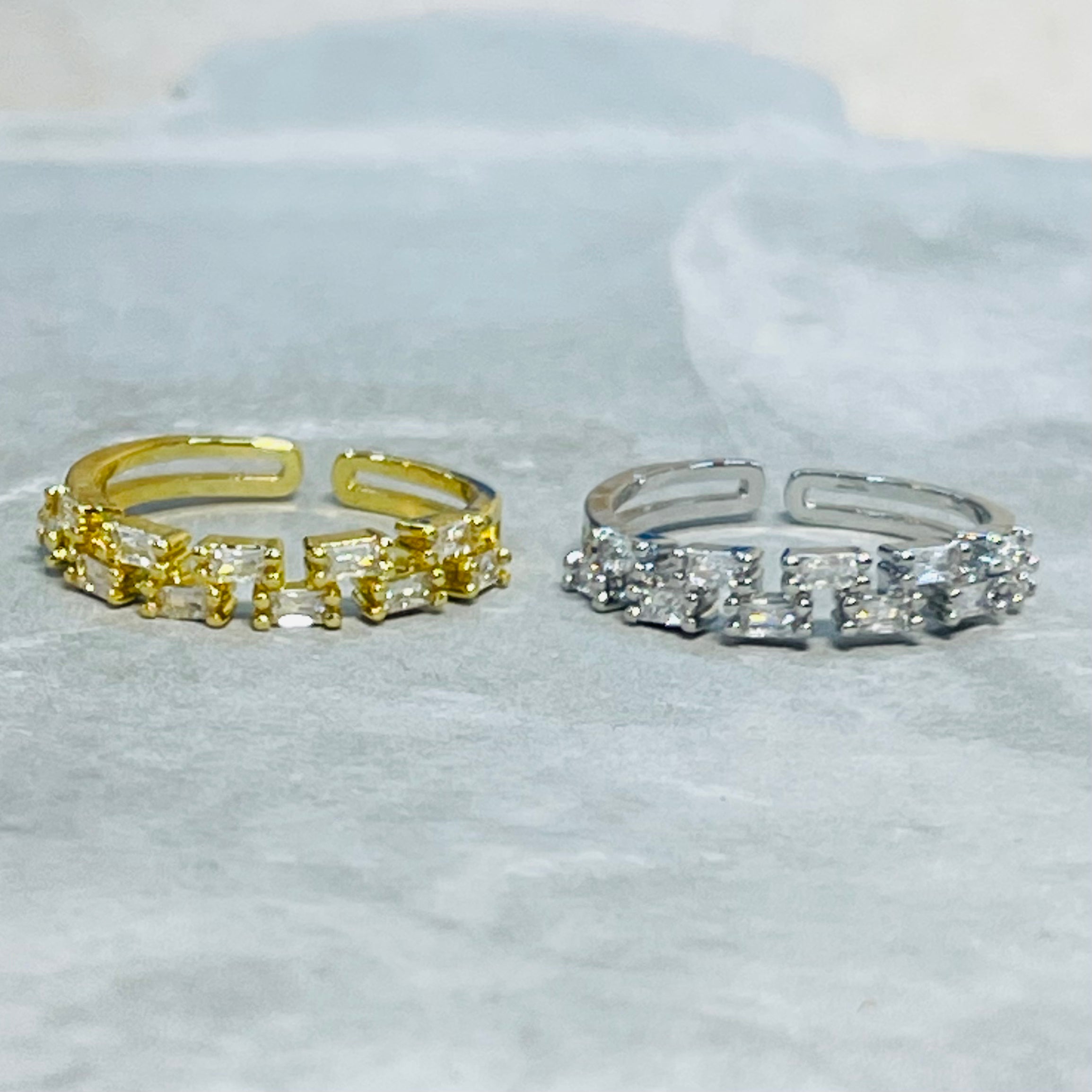 Sparkling Stone Adjustable Band Ring, Sleek and Elegant