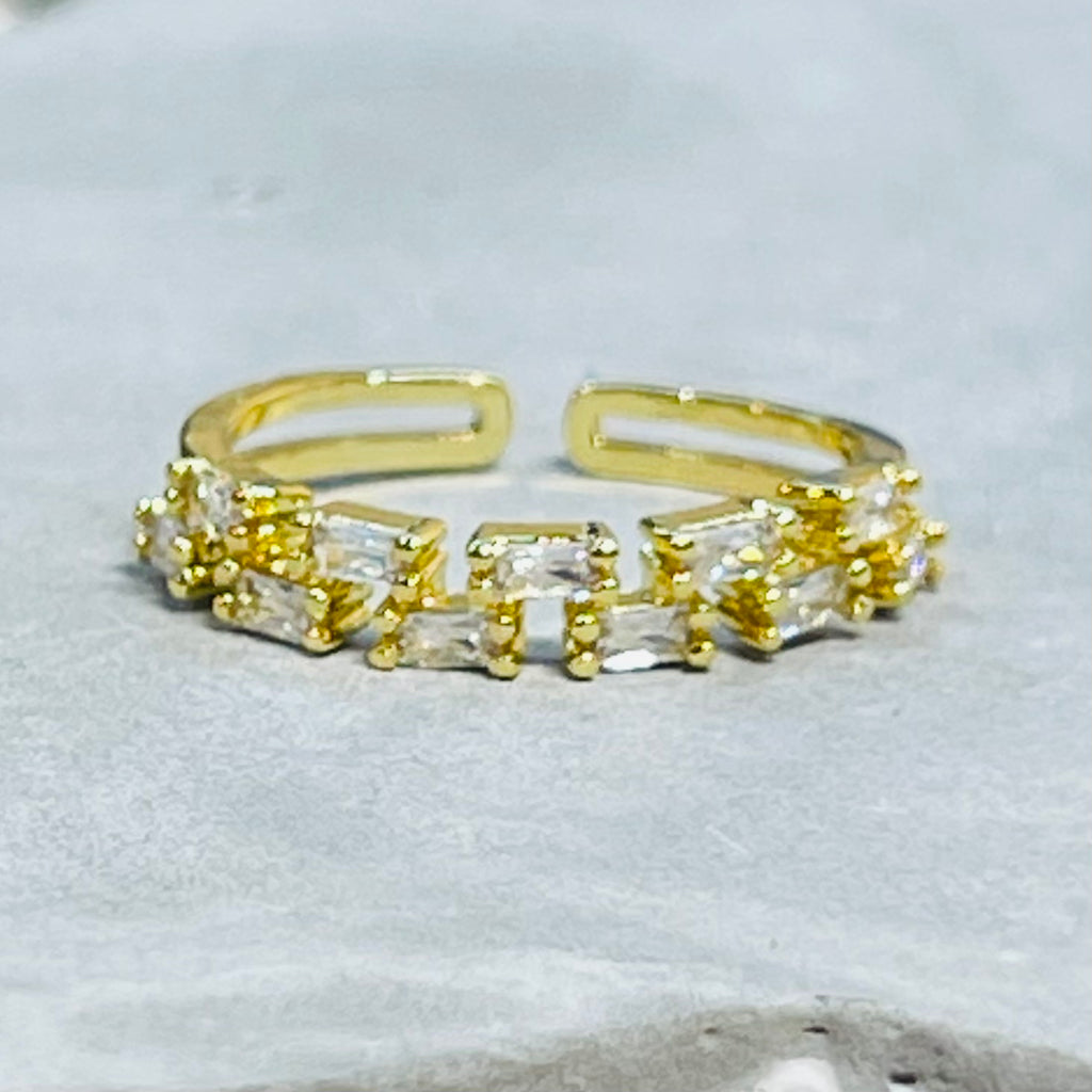 Sparkling Stone Adjustable Band Ring, Sleek and Elegant