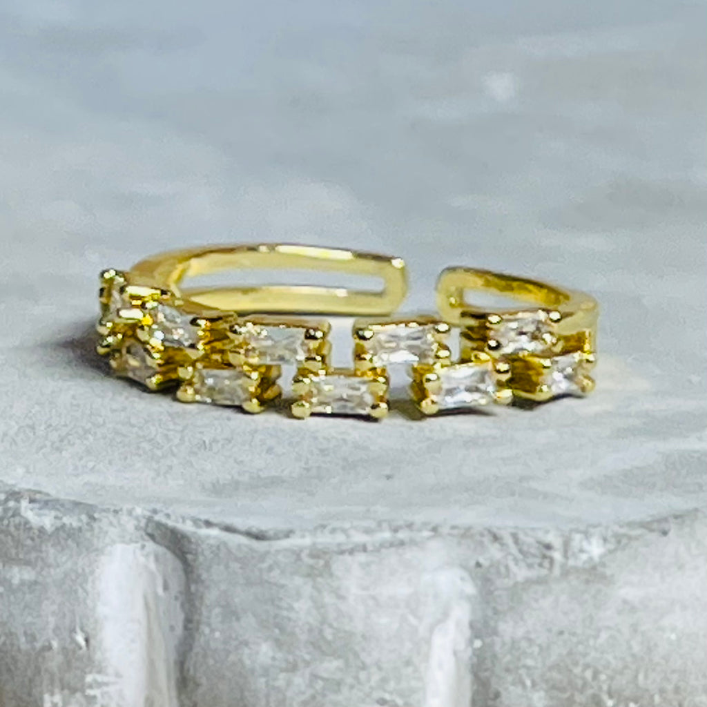 Sparkling Stone Adjustable Band Ring, Sleek and Elegant