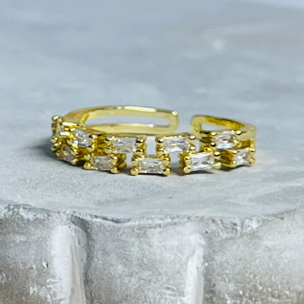 Sparkling Stone Adjustable Band Ring, Sleek and Elegant