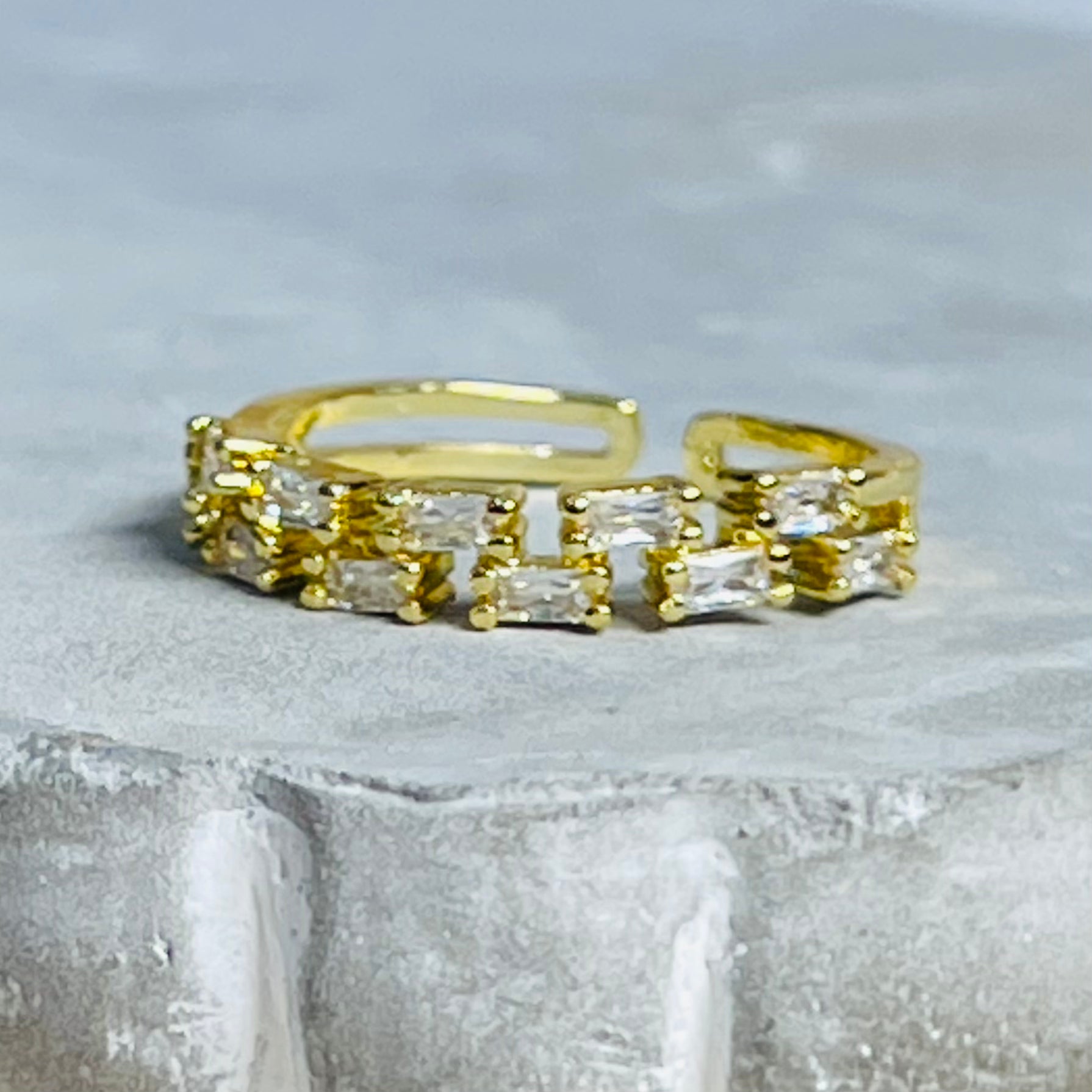 Sparkling Stone Adjustable Band Ring, Sleek and Elegant