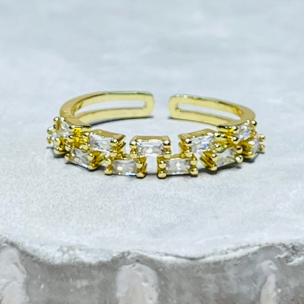 Sparkling Stone Adjustable Band Ring, Sleek and Elegant