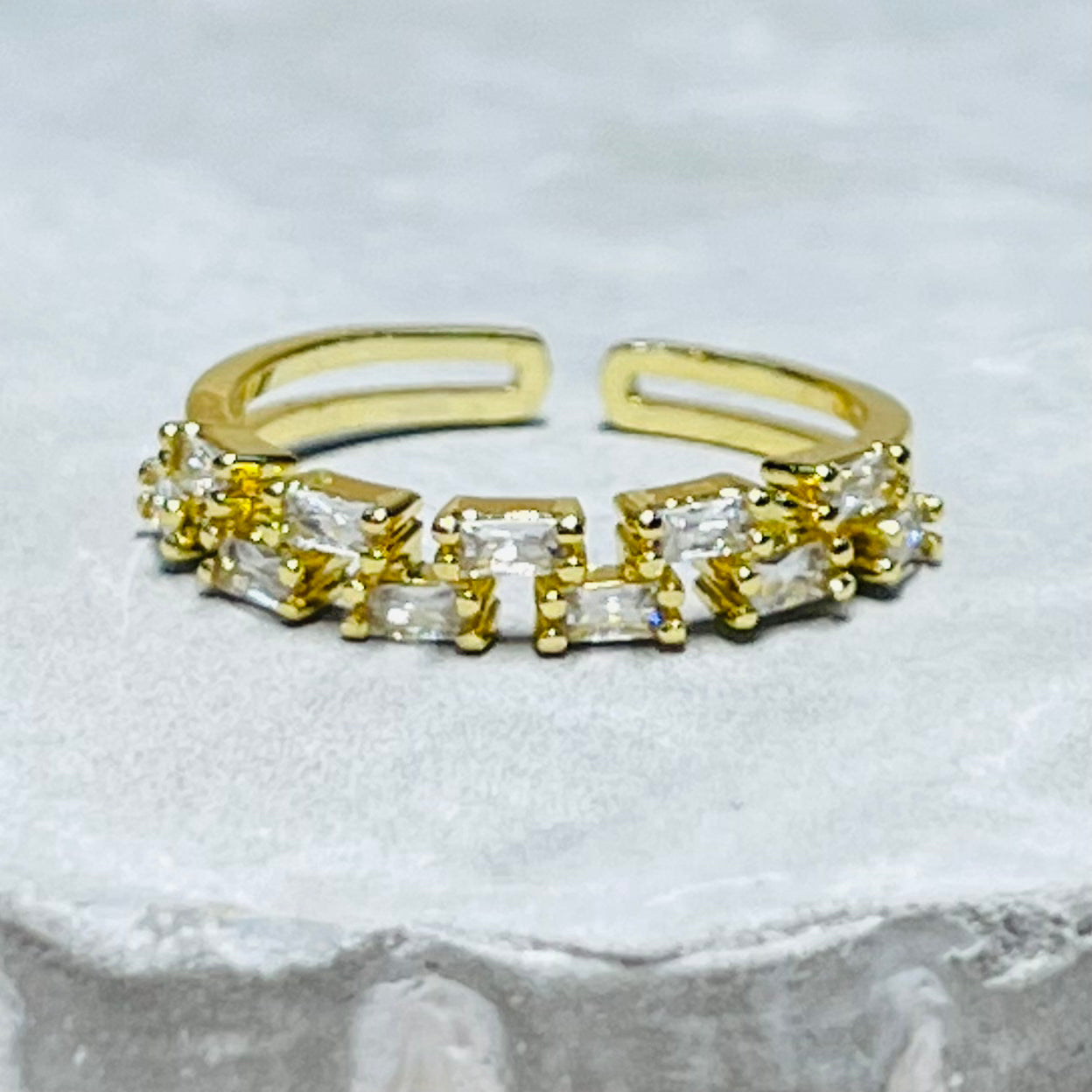 Sparkling Stone Adjustable Band Ring, Sleek and Elegant