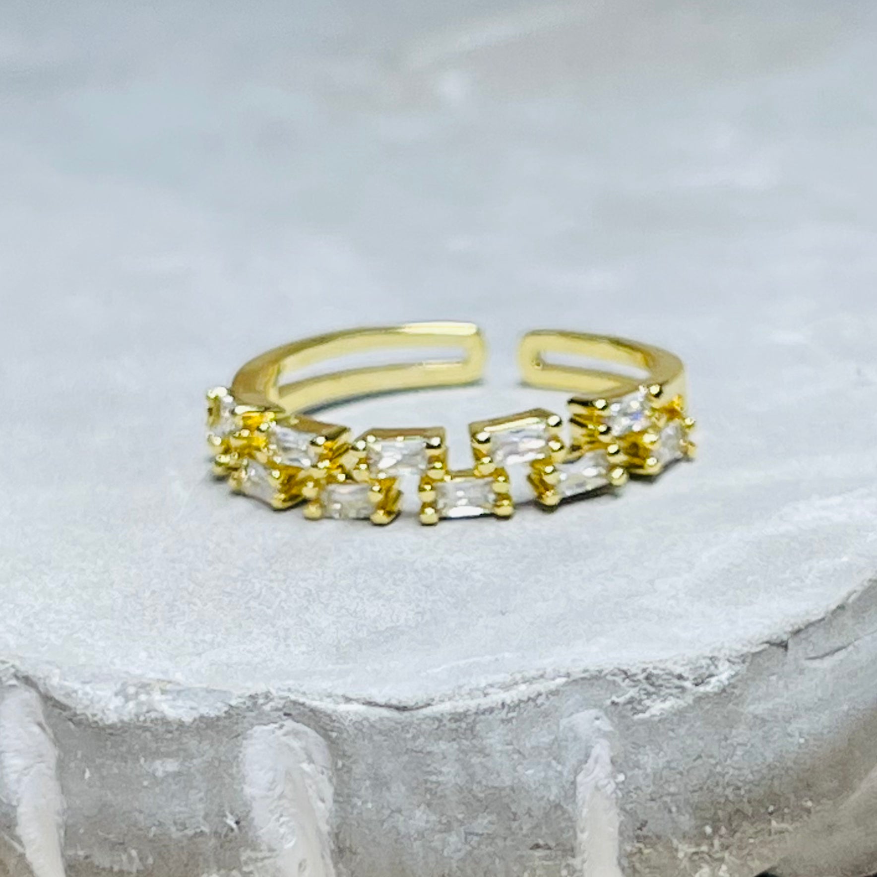 Sparkling Stone Adjustable Band Ring, Sleek and Elegant