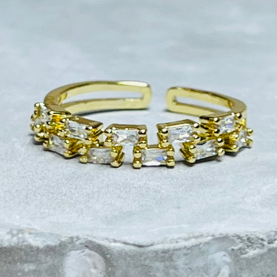 Sparkling Stone Adjustable Band Ring, Sleek and Elegant
