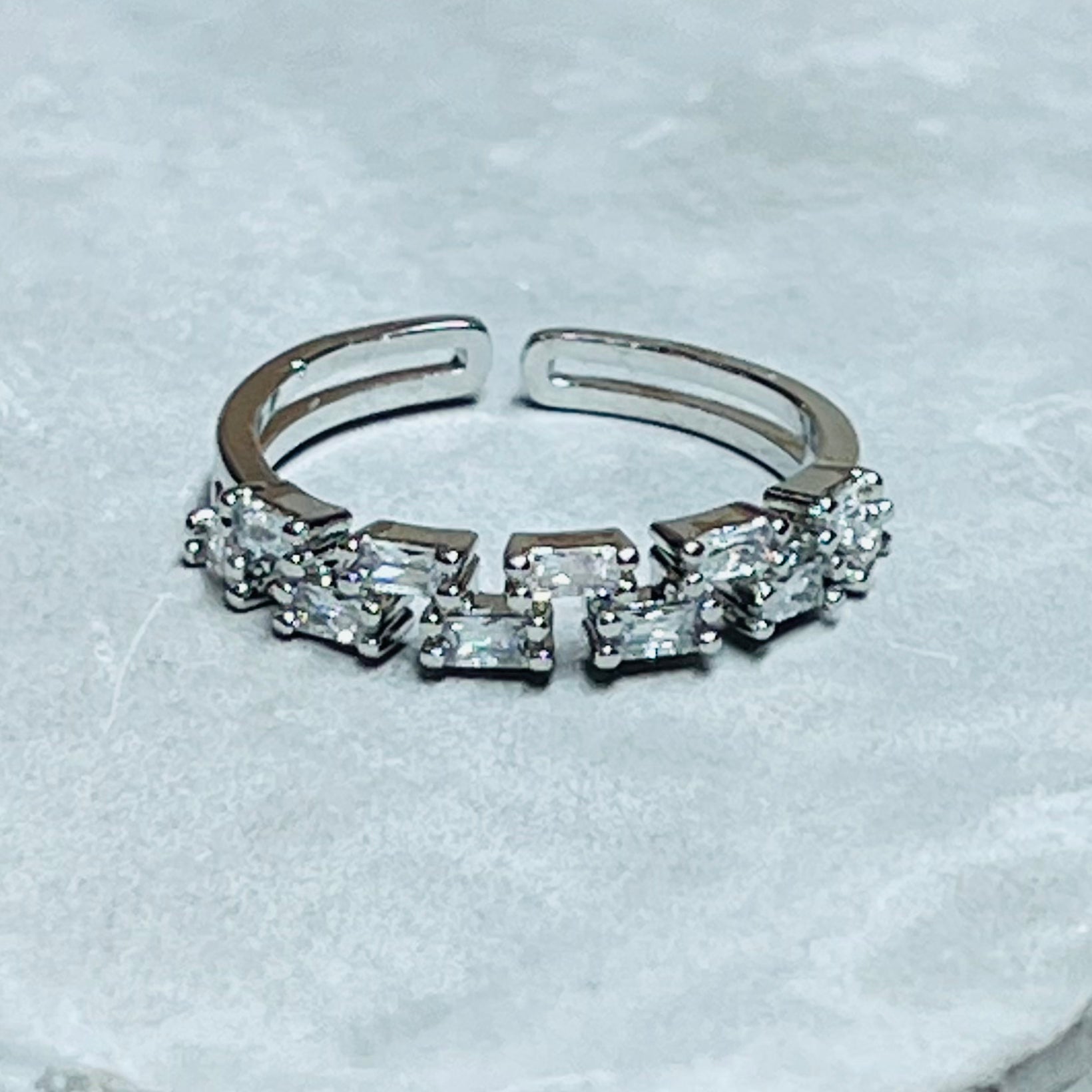 Sparkling Stone Adjustable Band Ring, Sleek and Elegant