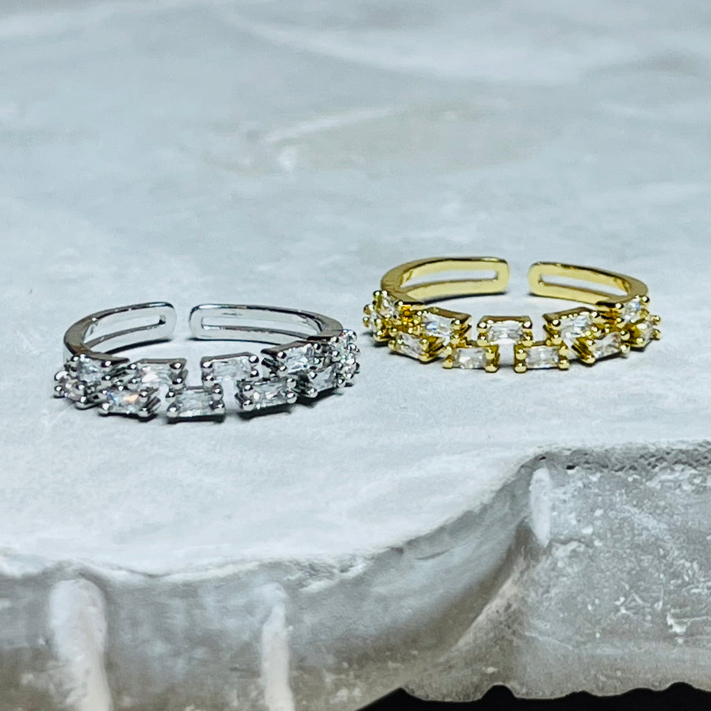 Sparkling Stone Adjustable Band Ring, Sleek and Elegant