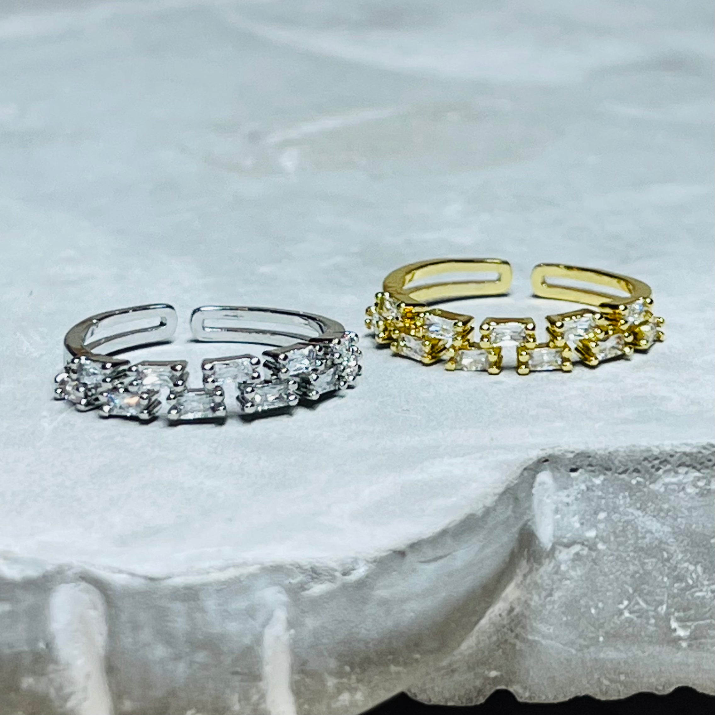 Sparkling Stone Adjustable Band Ring, Sleek and Elegant