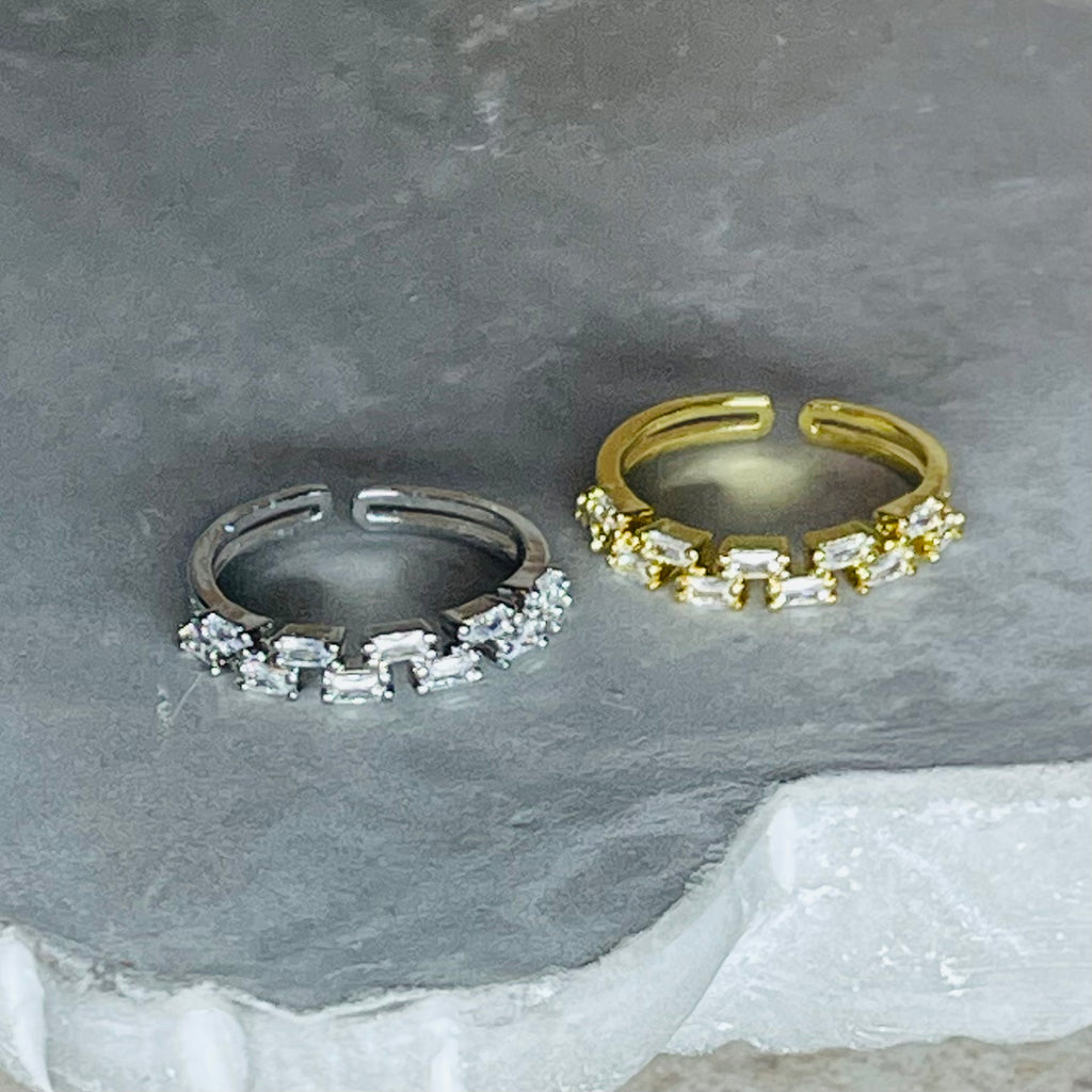 Sparkling Stone Adjustable Band Ring, Sleek and Elegant