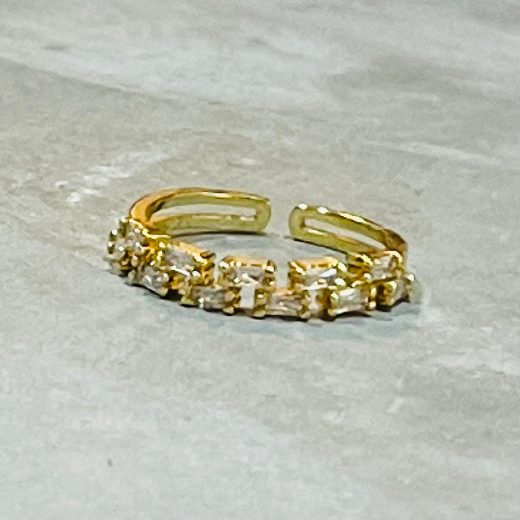 Sparkling Stone Adjustable Band Ring, Sleek and Elegant