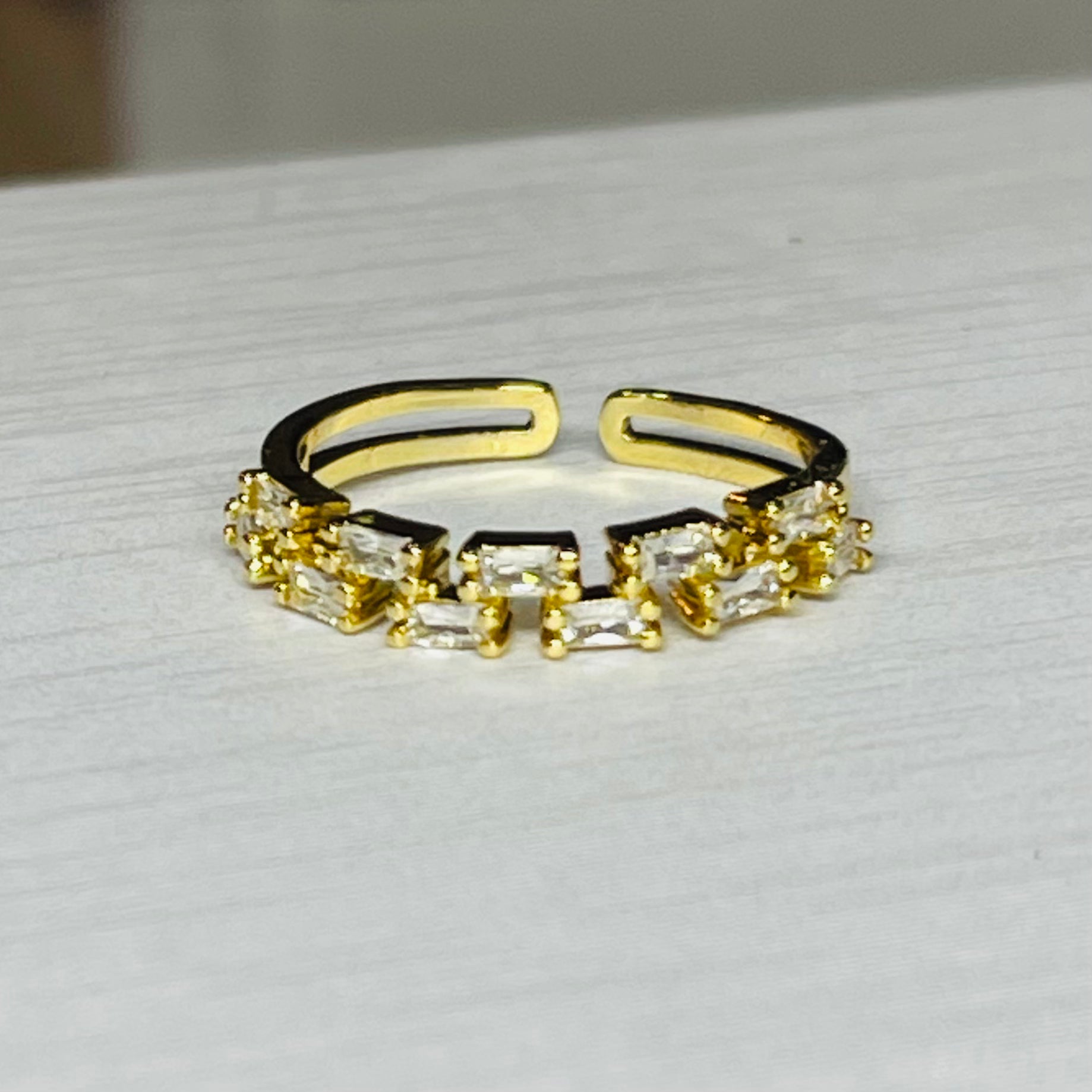 Sparkling Stone Adjustable Band Ring, Sleek and Elegant