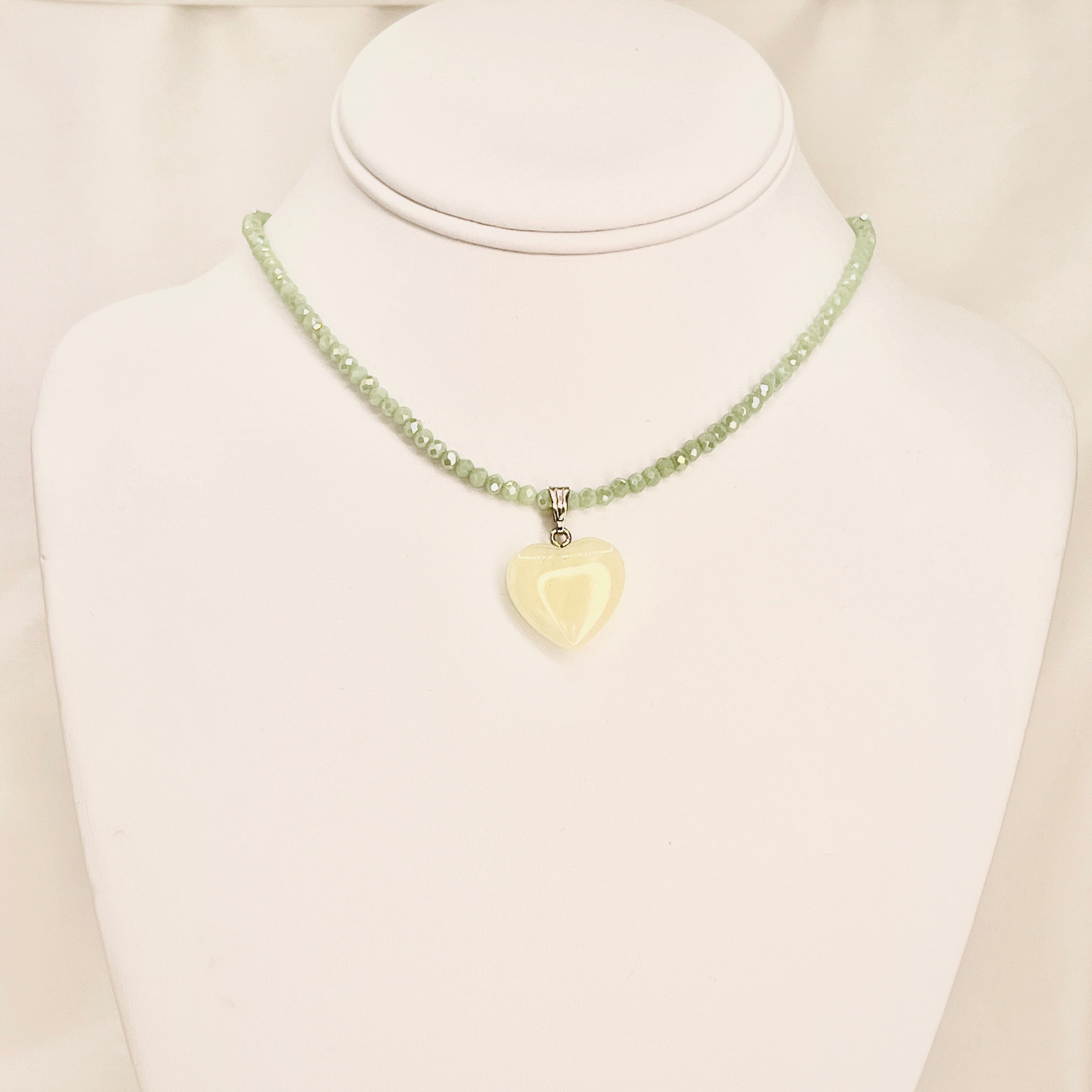 Bright Green Heart-Shaped Natural Stone Necklace: Vibrant 