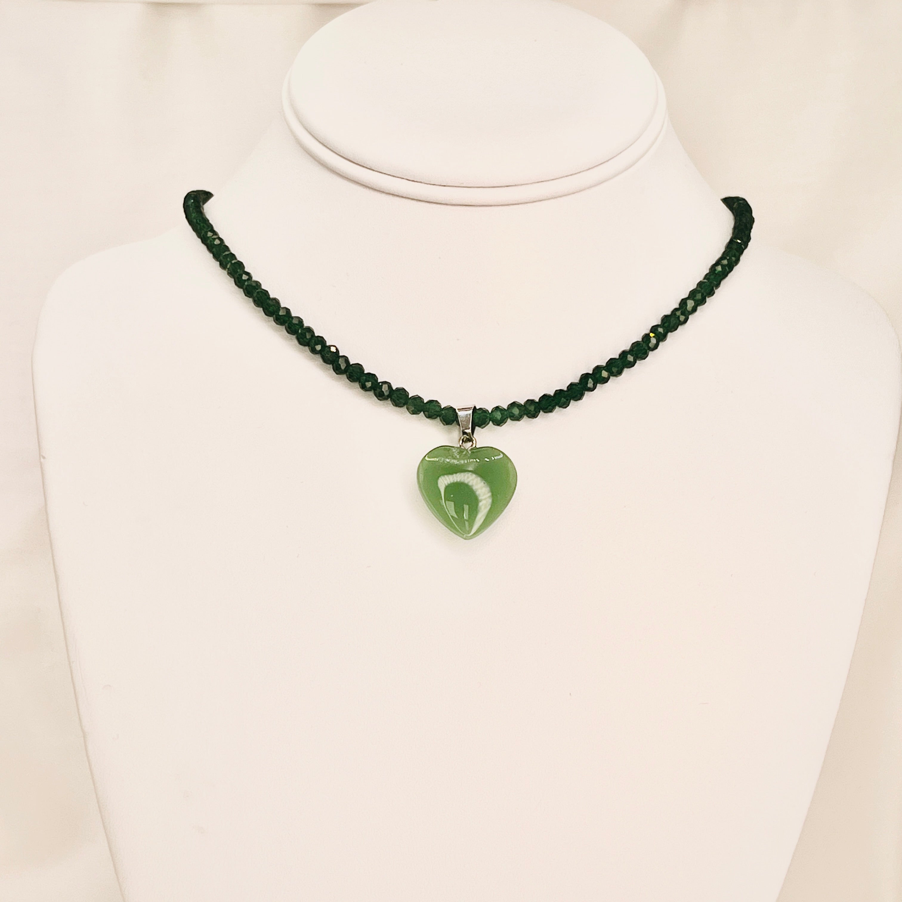 Green Heart-Shaped Natural Stone Necklace: Fresh and Elegant